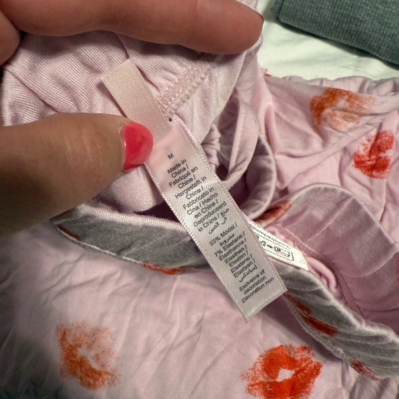 SKIMS NWT Cherry Blossom Lipstick Print Sleep Pants - Picture 9 of 9